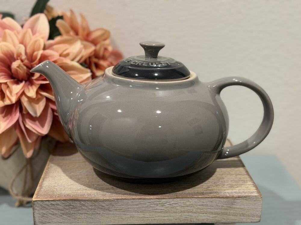 RARE Le Creuset 1.3L Traditional Teapot Coffee Pot Flint Gray 1.4qt - NEW